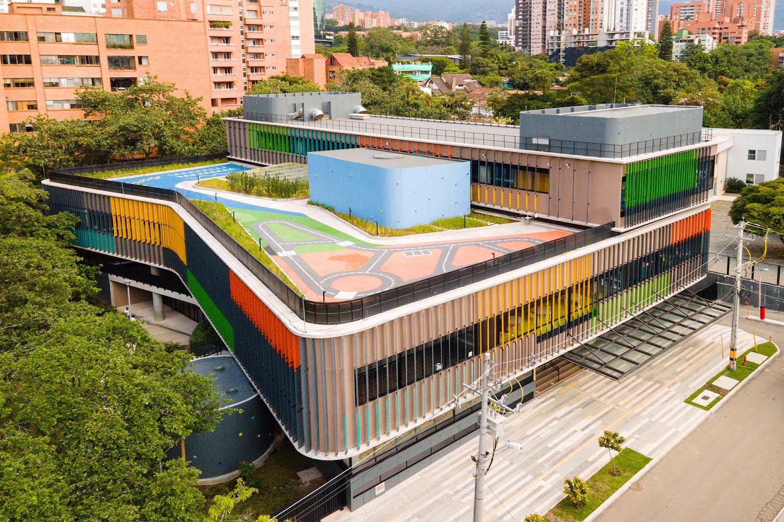 Este Claustro invertido es un edificio que propone una educación mezclada con el entorno